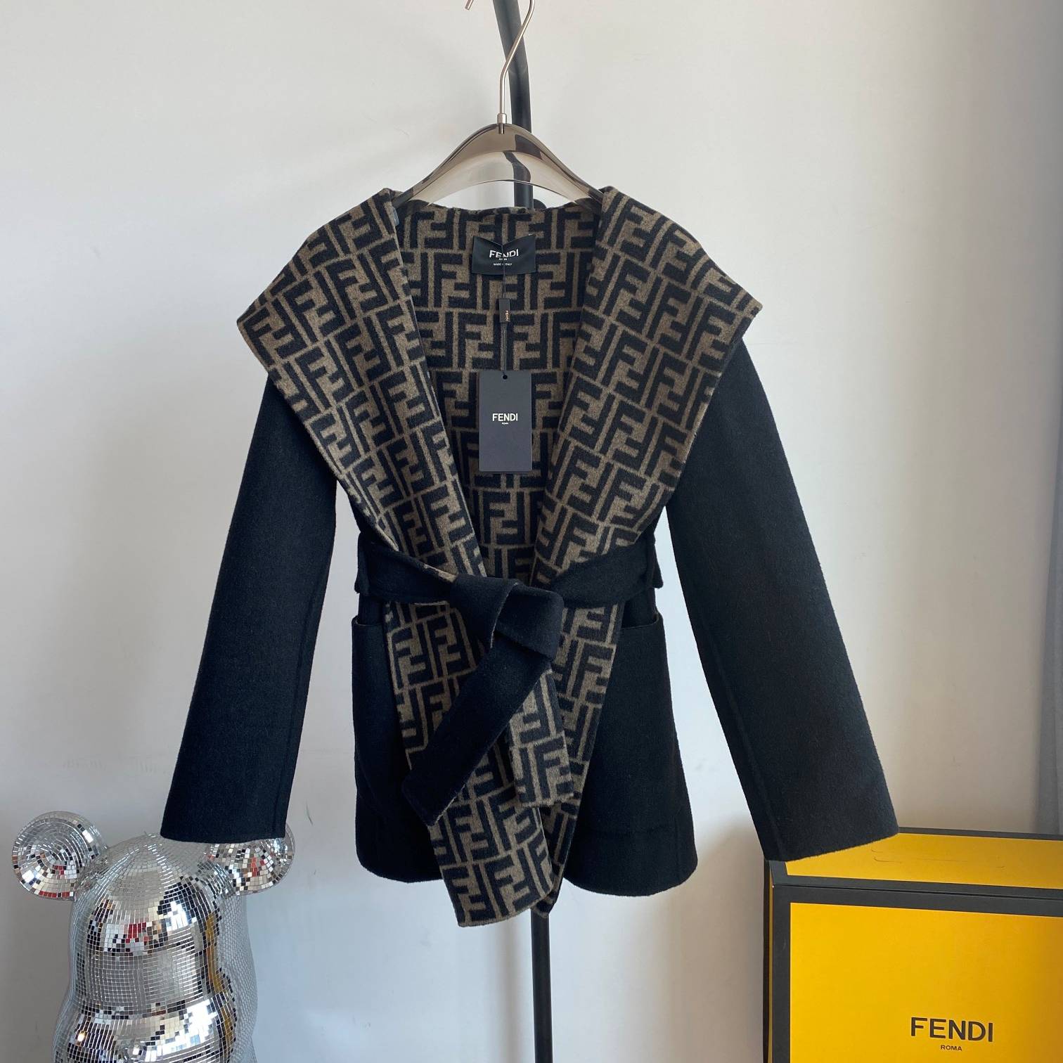 FENDI 2024 SS 펜디 후드 벨트 블랙 캐시미어 100% 업뎃버젼 여성 중코트 커스텀급