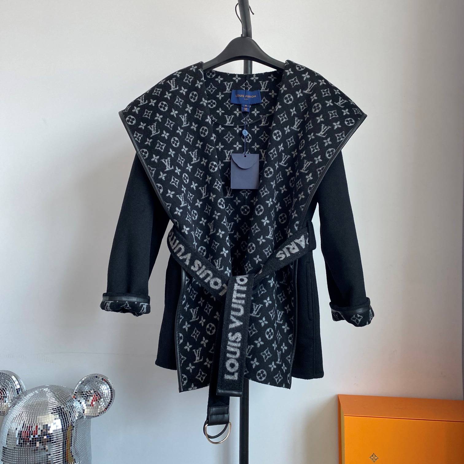 LOUIS VUITTON 2024 SS 루이비통 모노그램 후드 벨트 블랙 캐시미어 100% 업뎃버젼 여성 중코트 커스텀급