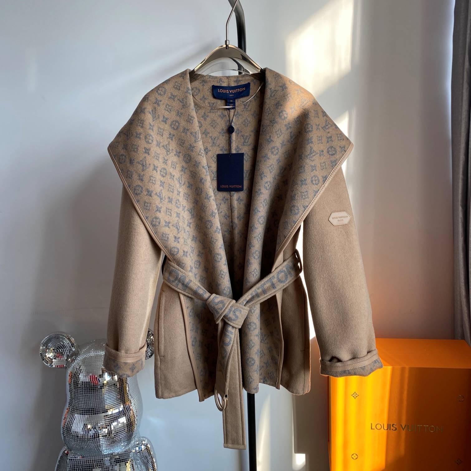 LOUIS VUITTON 2024 SS 루이비통 모노그램 후드 벨트 딥베이지 캐시미어 100% 업뎃버젼 여성 중코트 커스텀급