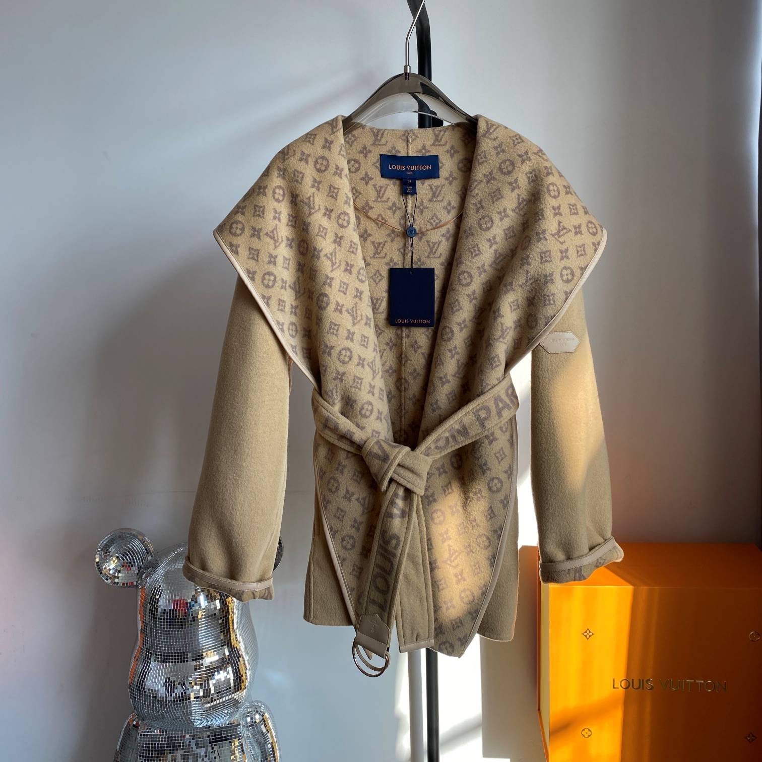 LOUIS VUITTON 2024 SS 루이비통 모노그램 후드 벨트 베이지 캐시미어 100% 업뎃버젼 여성 중코트 커스텀급