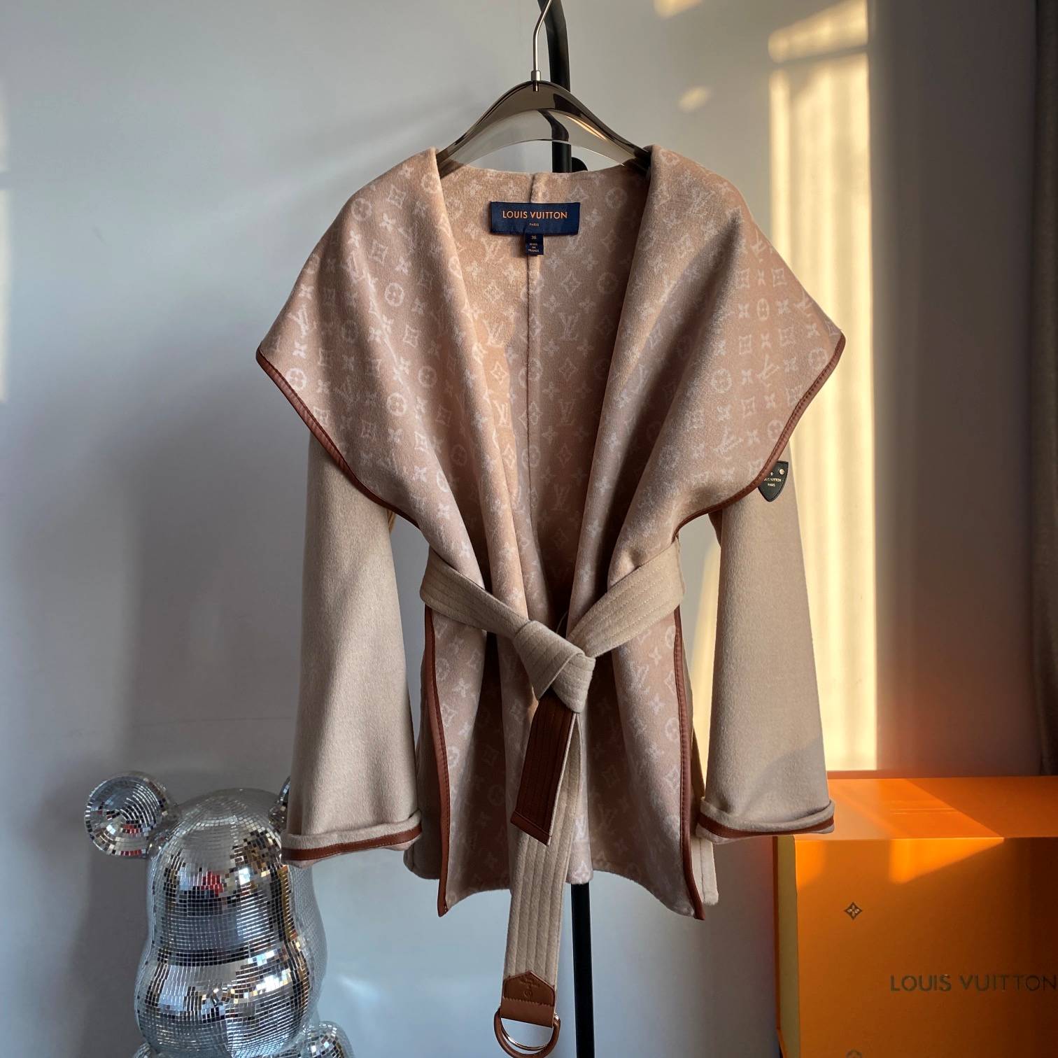 LOUIS VUITTON 2024 SS 루이비통 모노그램 후드 벨트 핑크베이지 캐시미어 100% 업뎃버젼 여성 중코트 커스텀급