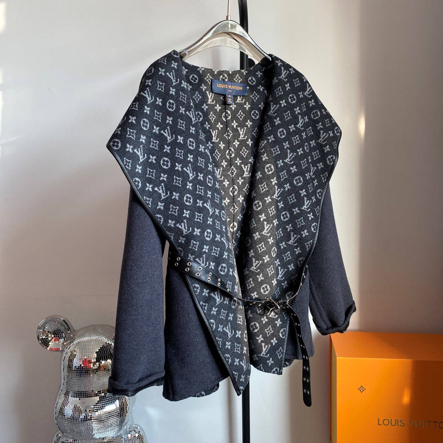 LOUIS VUITTON 2024 SS 루이비통 모노그램 후드 벨트 딥그레이 캐시미어 100% 업뎃버젼 여성 중코트 커스텀급