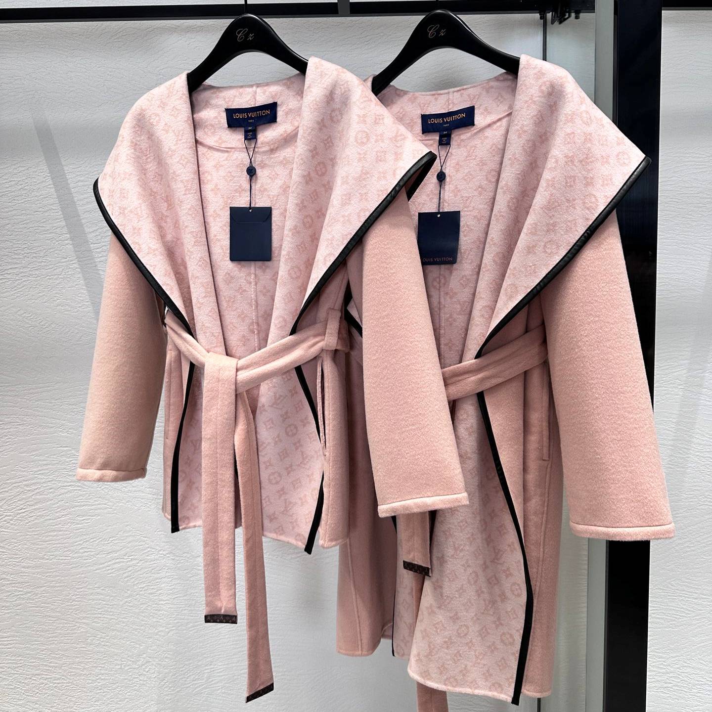 LOUIS VUITTON 2024 SS 루이비통 모노그램 후드 벨트 핑크 캐시미어 100% 업뎃버젼 여성 코트 커스텀급