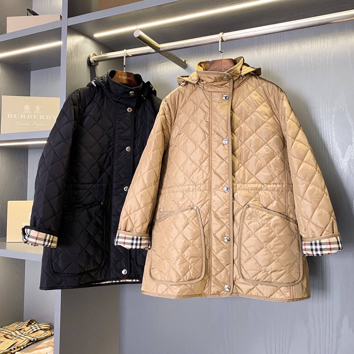 BURBERRY 2024 SS 버버리 퀄팅누빔 체크안감 후드 포켓 여성 중패딩 커스텀급