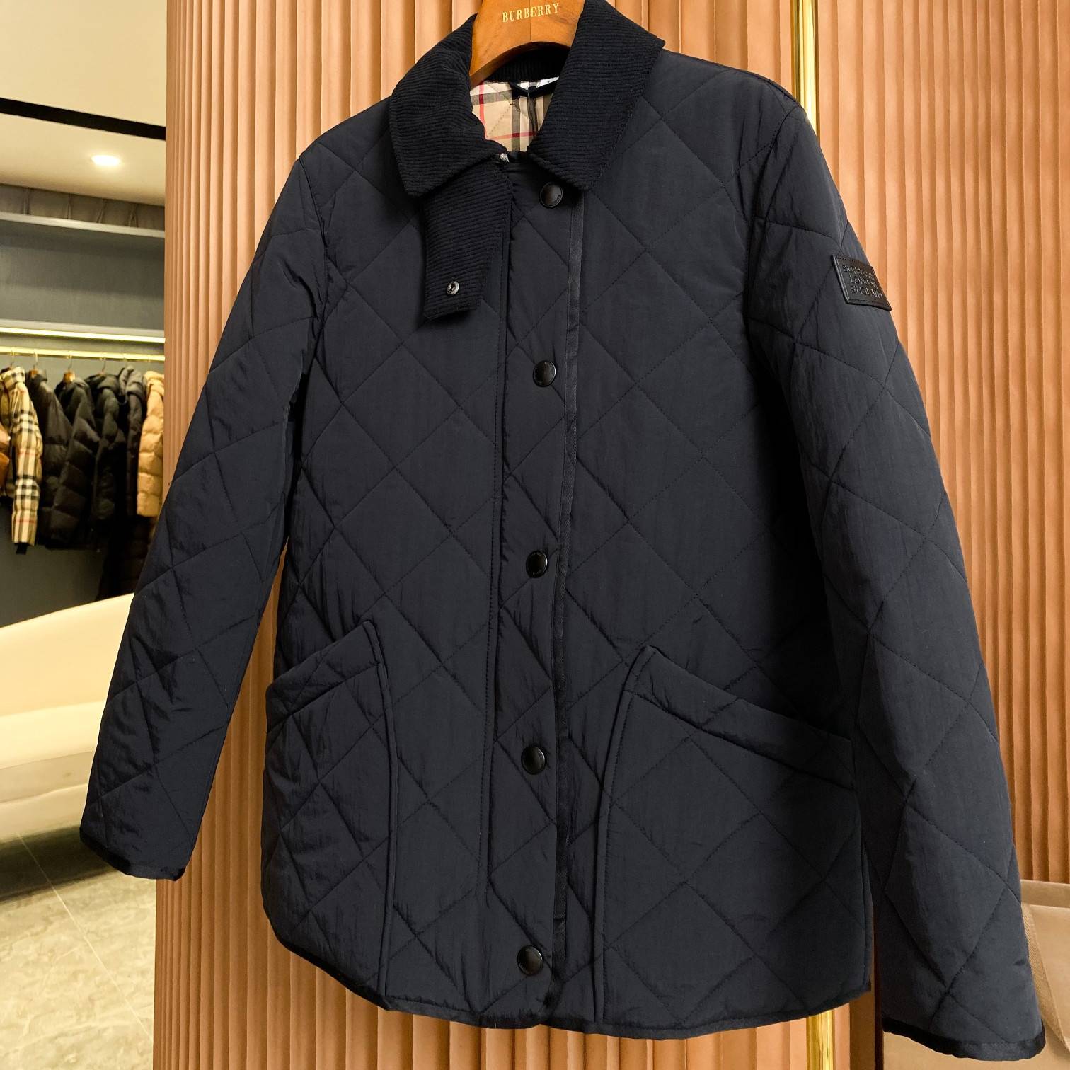 BURBERRY 2024 SS 버버리 퀄팅누빔 체크안감 카라 포켓 블랙 여성 반패딩 커스텀급