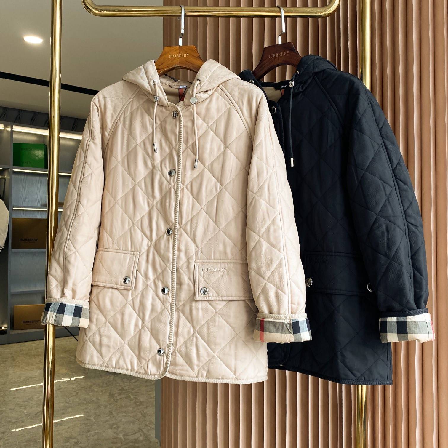 BURBERRY 2024 SS 버버리 퀄팅누빔 체크안감 후드 끈장식 포켓 여성 반패딩 커스텀급