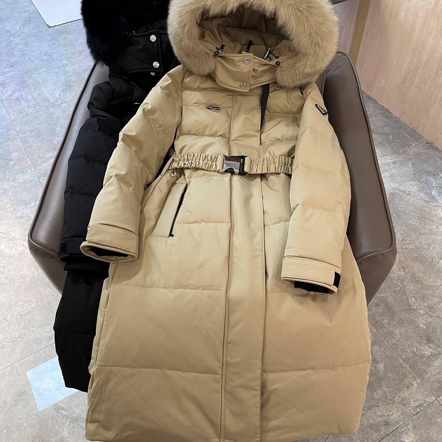 PRADA 2024 SS 프라다 여우퍼 삼각로고 퀄팅 버클 벨트 베이지 여성 롱패딩 커스텀급