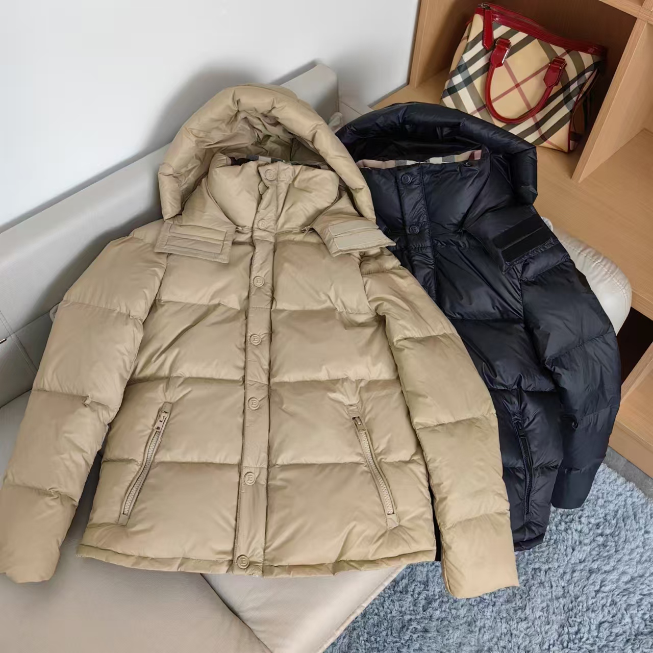 BURBERRY 2024 SS 버버리 체크안감 후드 지퍼포켓 여성 반패딩 커스텀급