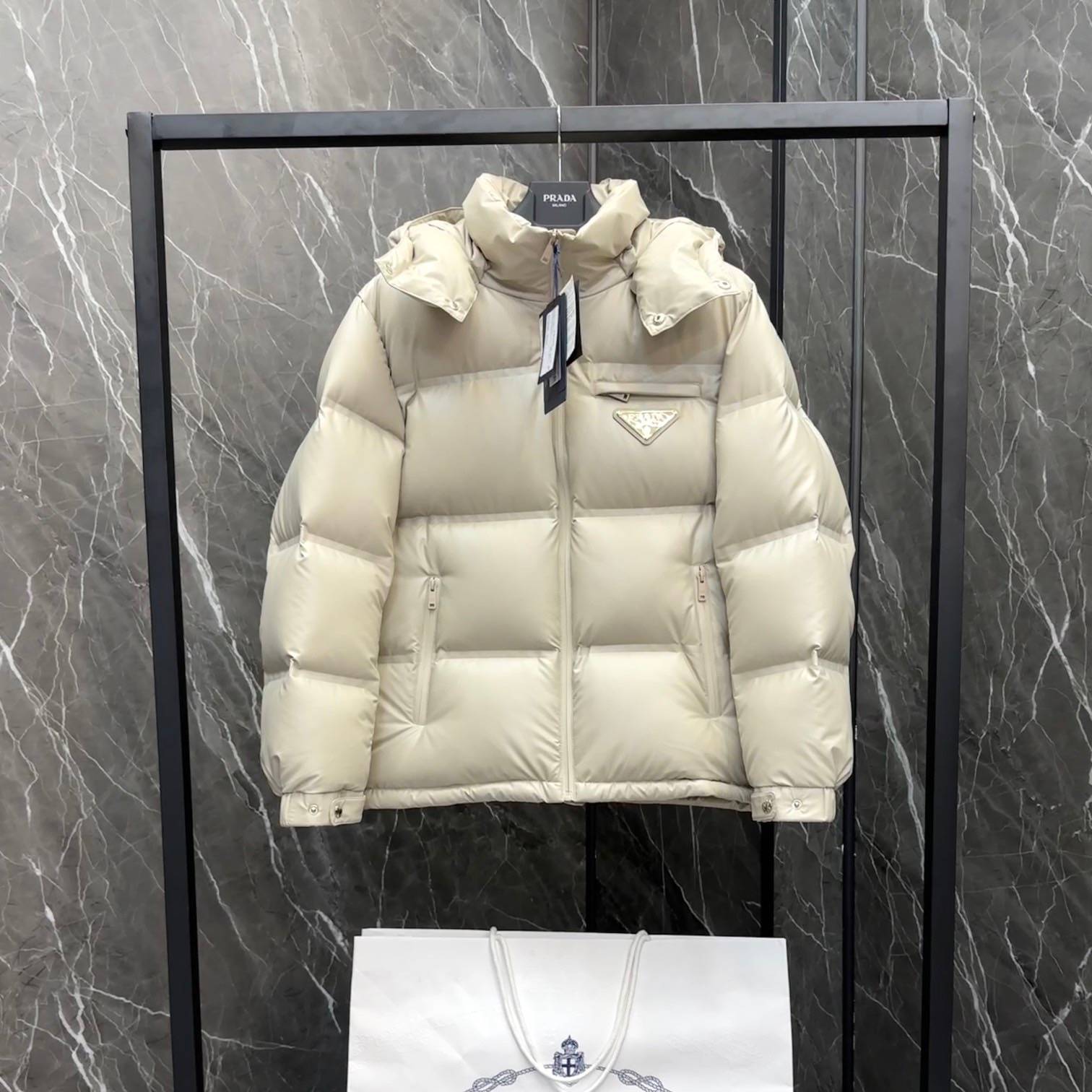 PRADA 2024 SS 프라다 후드 퀄팅 포켓 삼각로고 여성 반패딩 커스텀급