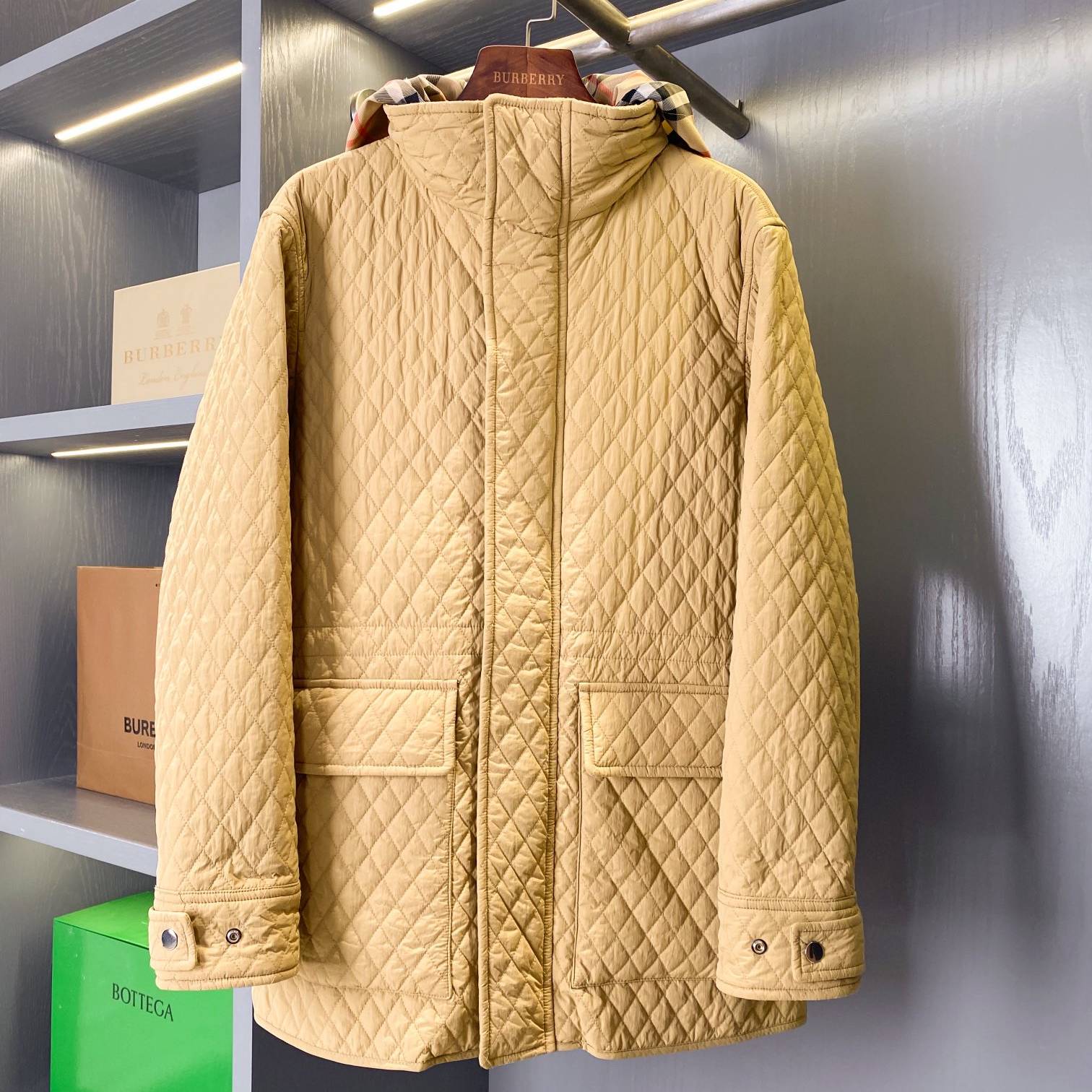 BURBERRY 2024 SS 버버리 퀄팅누빔 체크안감 후드 포켓 여성 반패딩 커스텀급