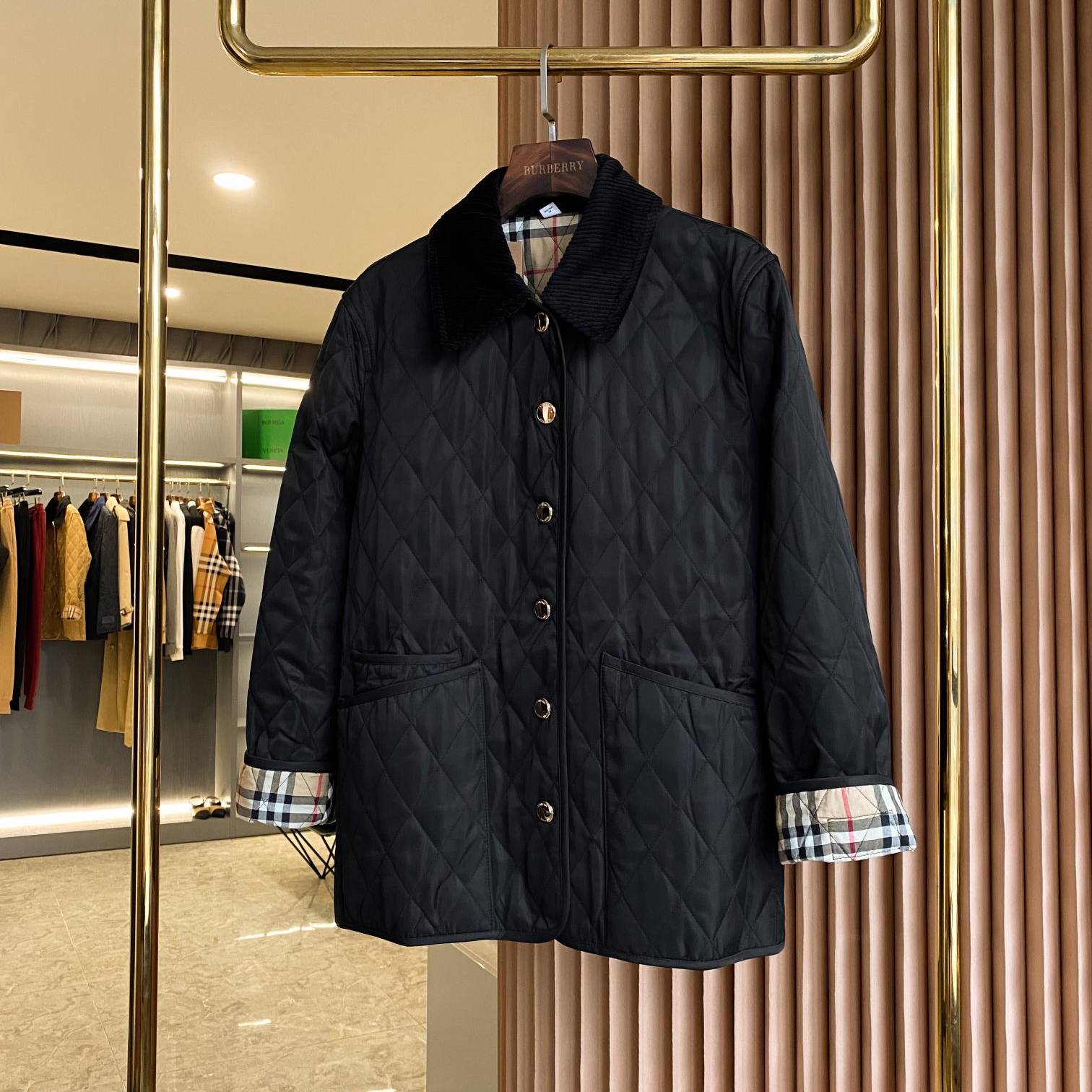 BURBERRY 2024 SS 버버리 퀄팅누빔 체크안감 카라 포켓 여성 반패딩 커스텀급