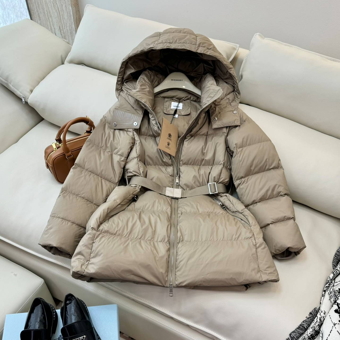 BURBERRY 2024 SS 버버리 퀄팅 후드 지퍼포켓 벨트 카키 여성 중패딩 커스텀급