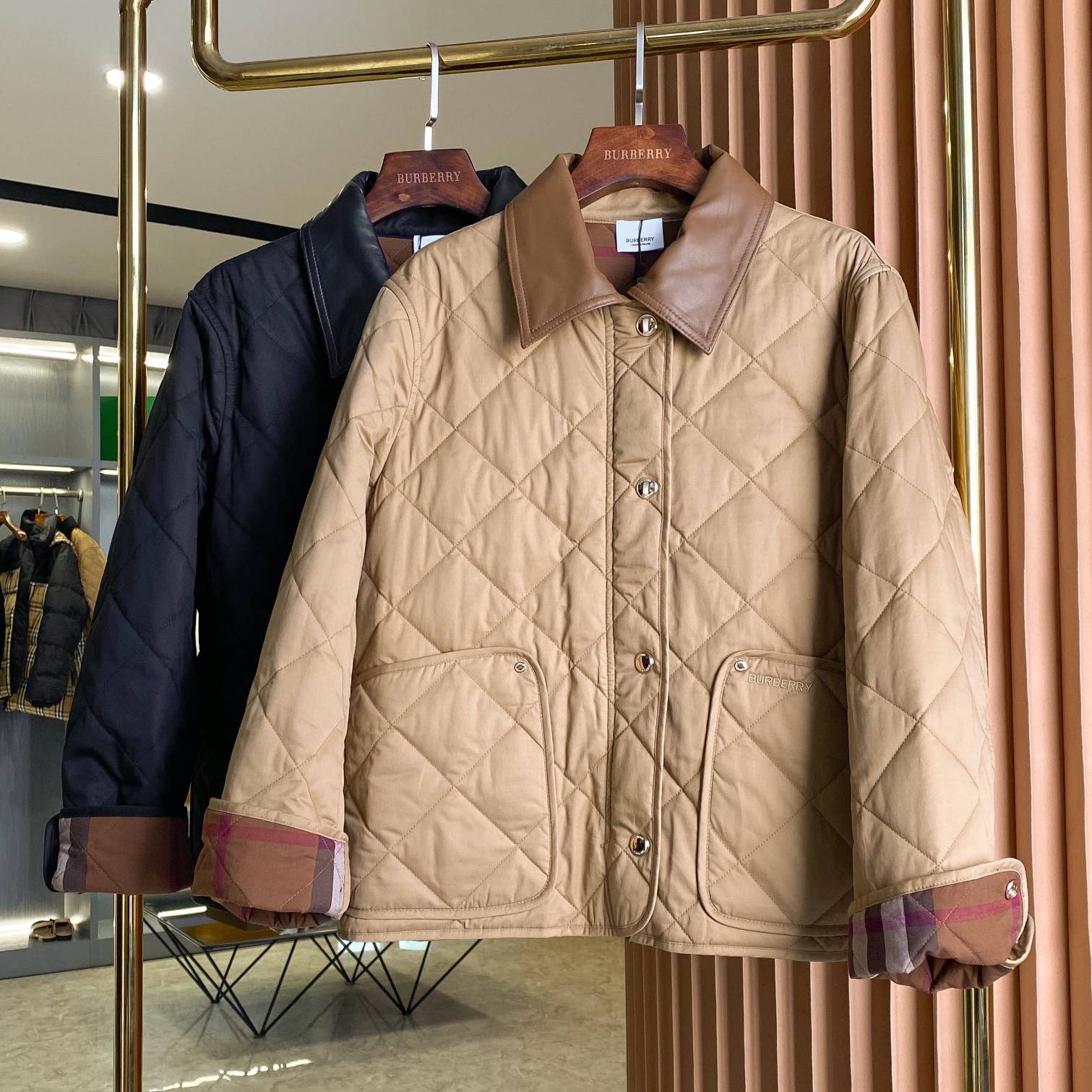 BURBERRY 2024 SS 버버리 퀄팅누빔 체크안감 카라 포켓 여성 반패딩 커스텀급