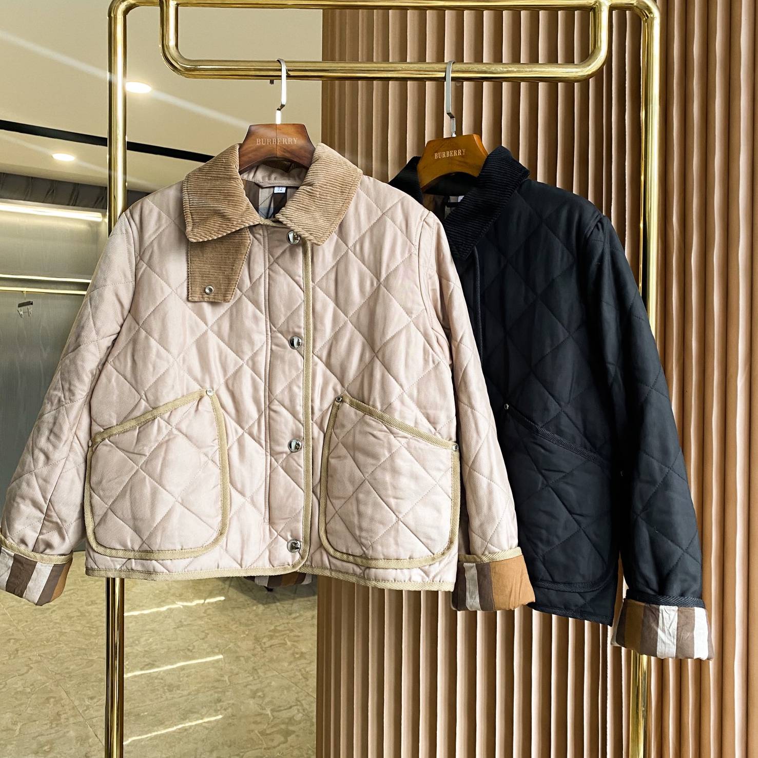 BURBERRY 2024 SS 버버리 퀄팅누빔 체크안감 카라 포켓 여성 쇼트패딩 커스텀급