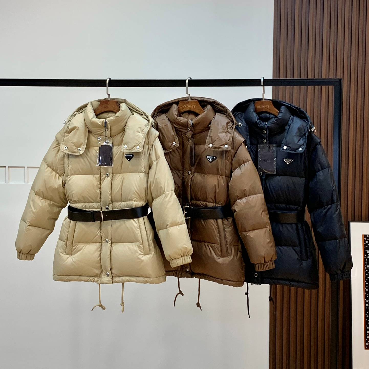 PRADA 2024 SS 프라다 삼각로고 퀄팅 후드 벨트 지퍼포켓 여성 반패딩 커스텀급