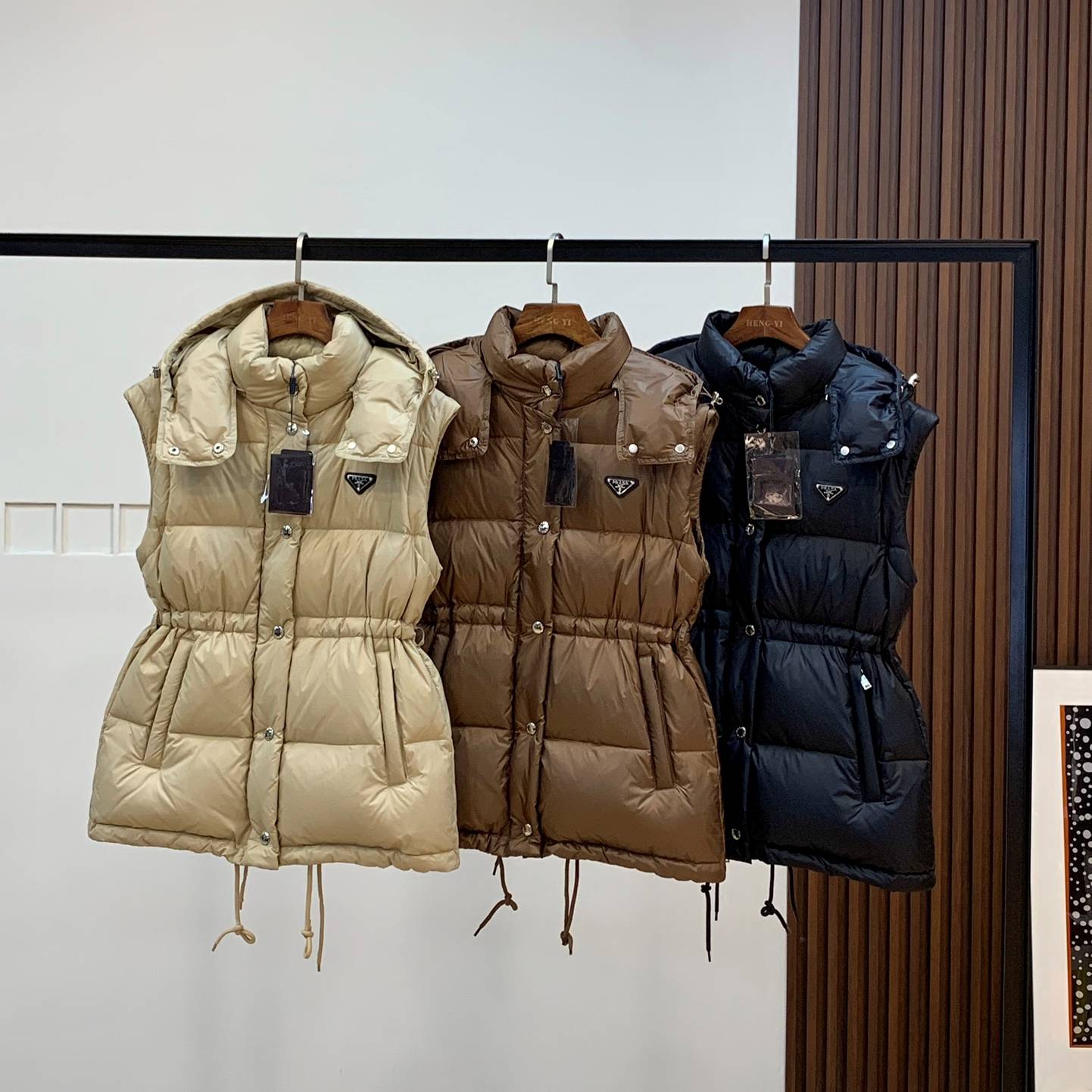 PRADA 2024 SS 프라다 삼각로고 퀄팅 후드 지퍼포켓 여성 패딩조끼 커스텀급