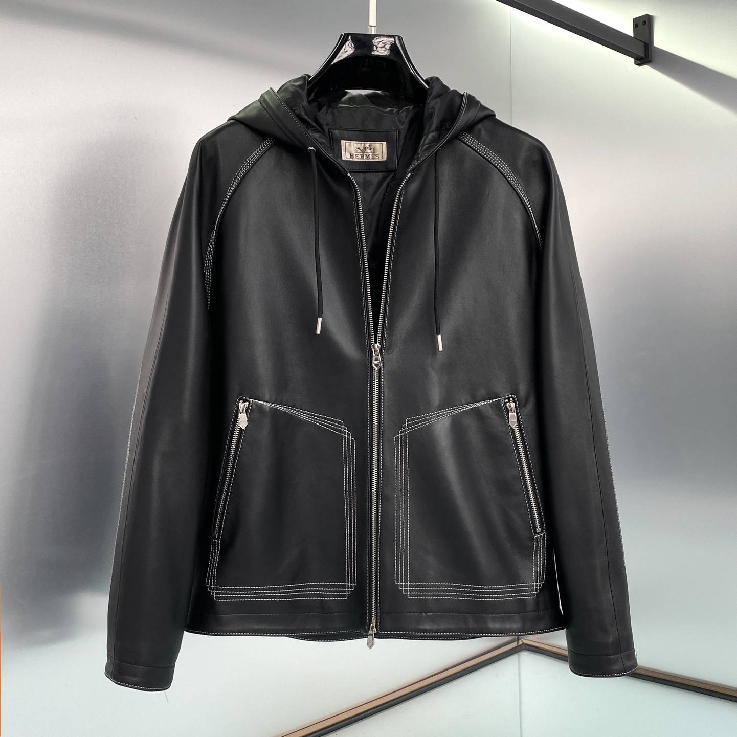 HERMES 2024 SS 에르메스 스티치 후드 포켓 양가죽 블랙 남성 점퍼 커스텀급