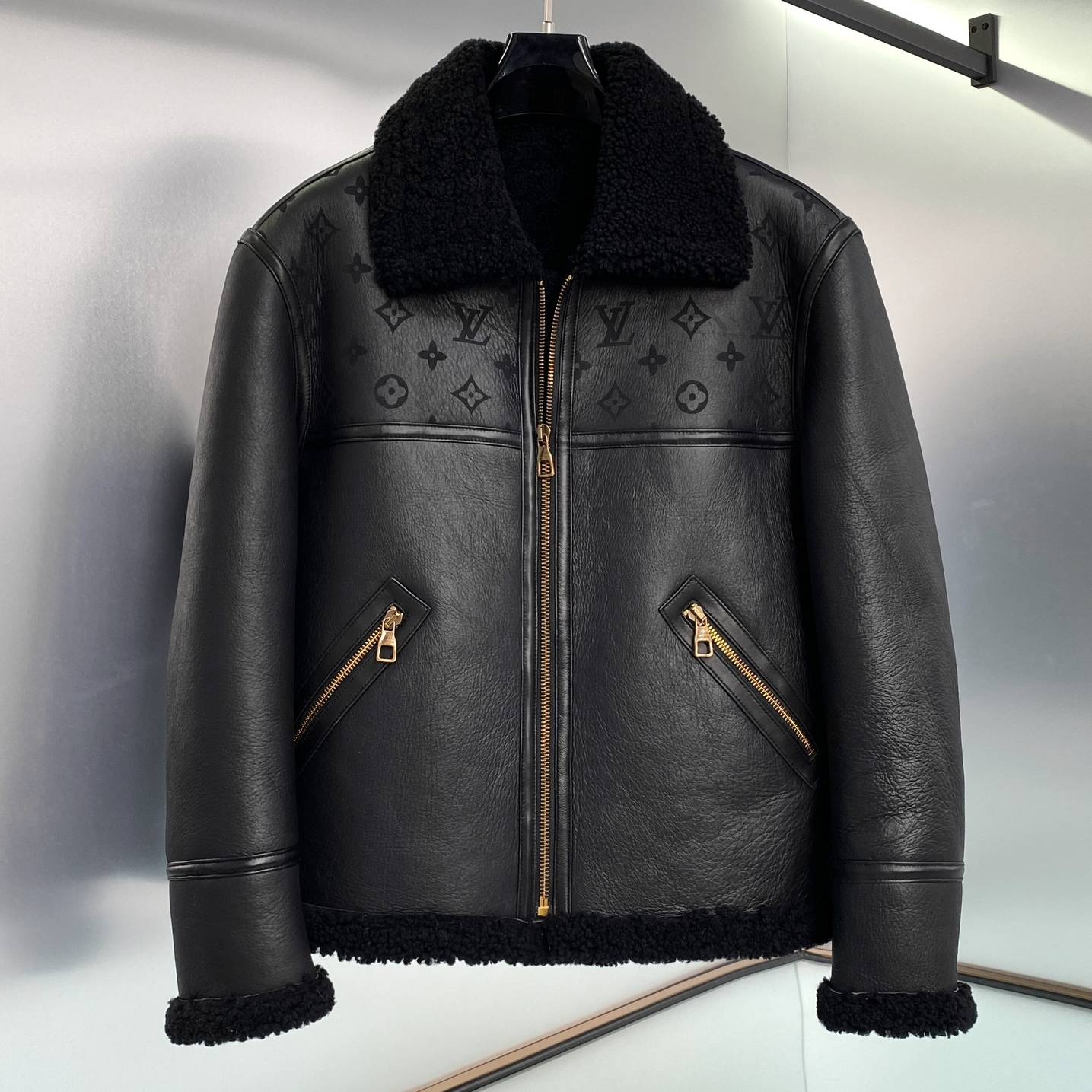 LOUIS VUITTON 2024 SS 루이비통 양퍼 양가죽 지퍼포켓 블랙 남성 점퍼 프리미엄급