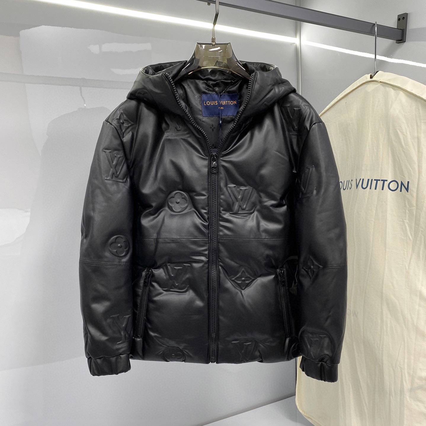 LOUIS VUITTON 2024 SS 루이비통 후드 양가죽 블랙 남성 패딩점퍼 커스텀급