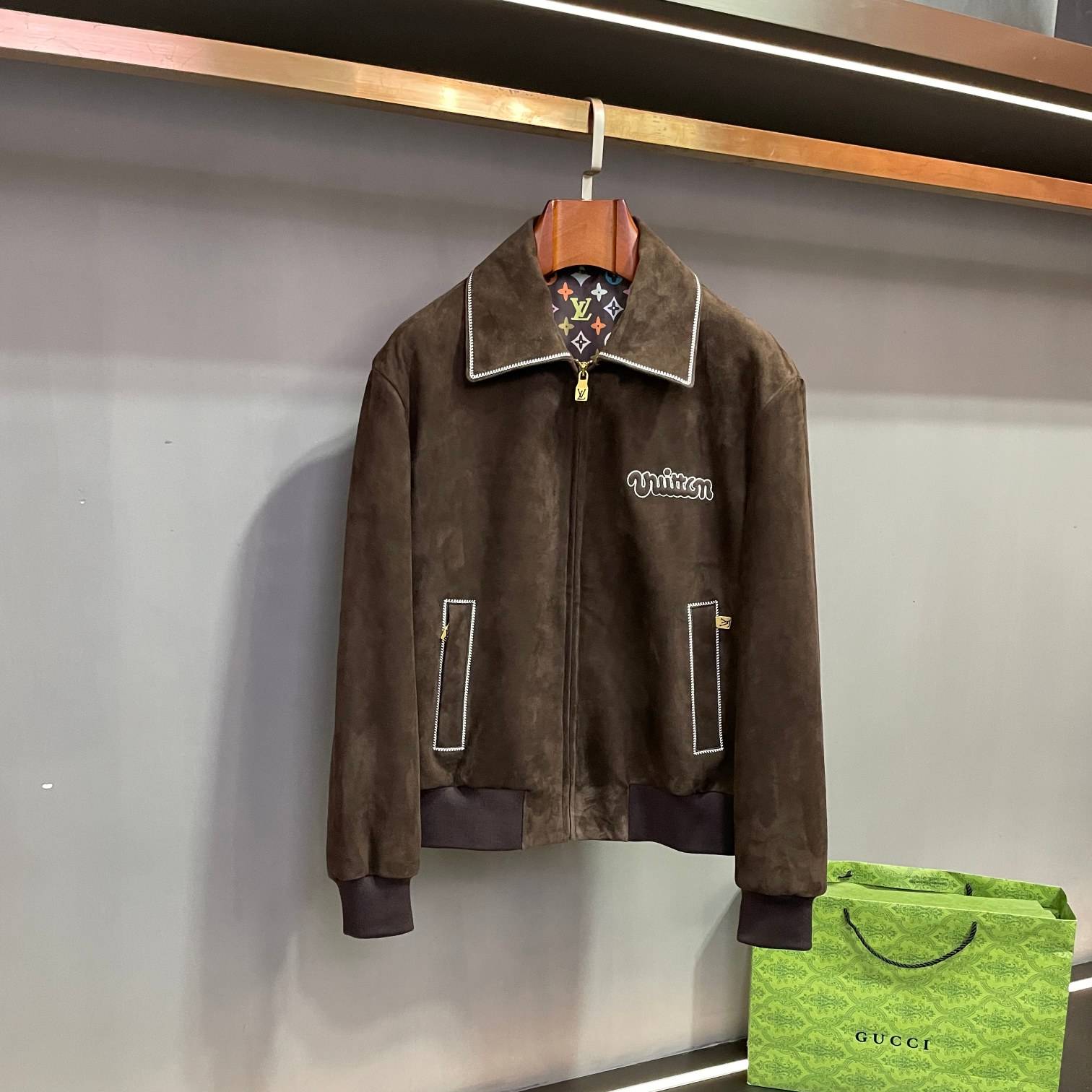 LOUIS VUITTON 2024 SS 루이비통 스웨이드 양가죽 브라운 남성 점퍼 커스텀급