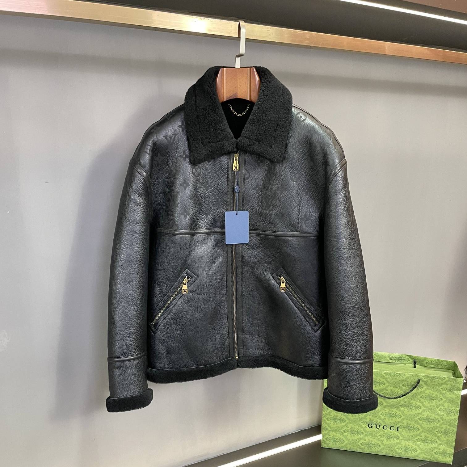 LOUIS VUITTON 2024 SS 루이비통 양퍼카라 양가죽 블랙 남성 점퍼 프리미엄급