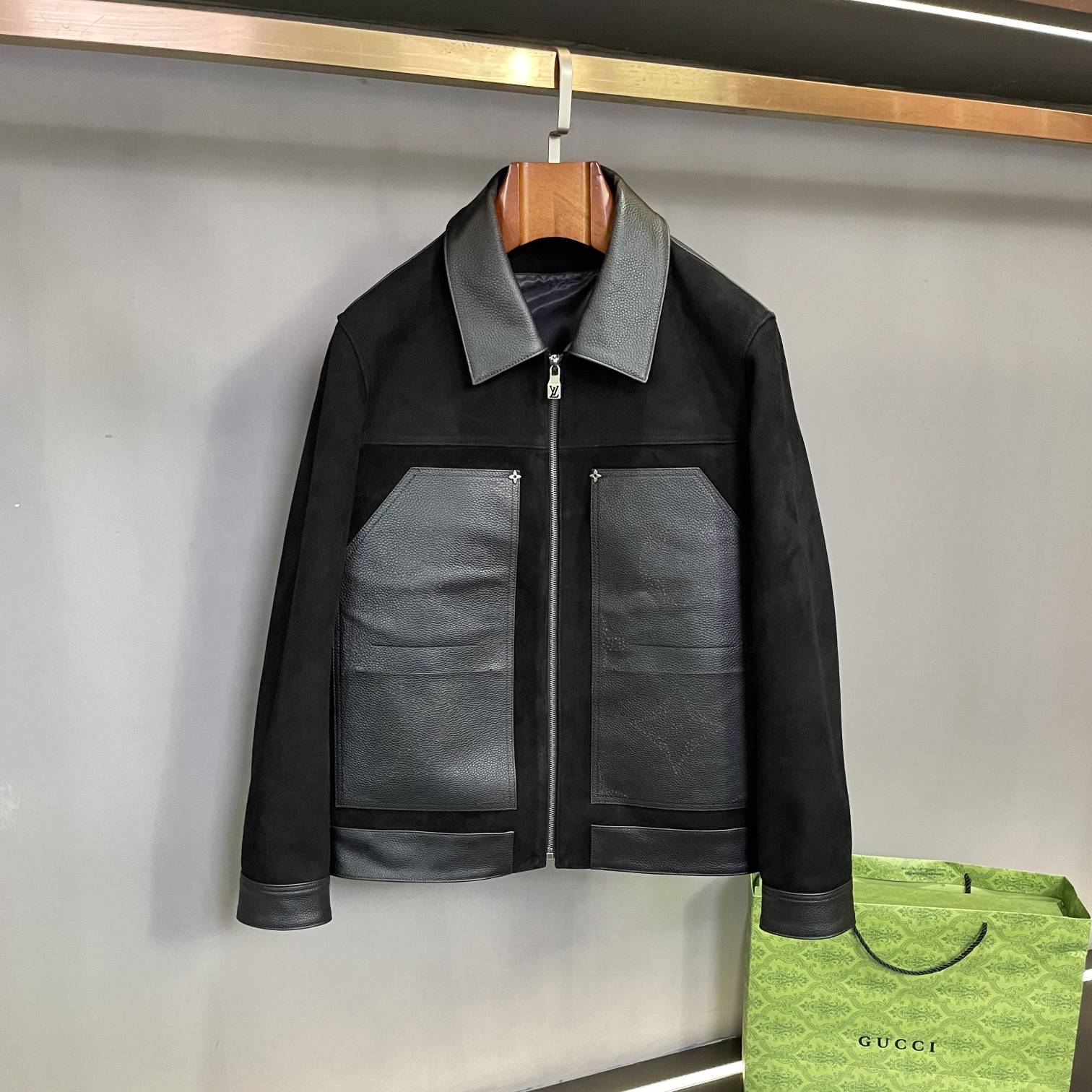 LOUIS VUITTON 2024 SS 루이비통 카라 투톤 스웨이드 양가죽 블랙 남성 점퍼 커스텀급