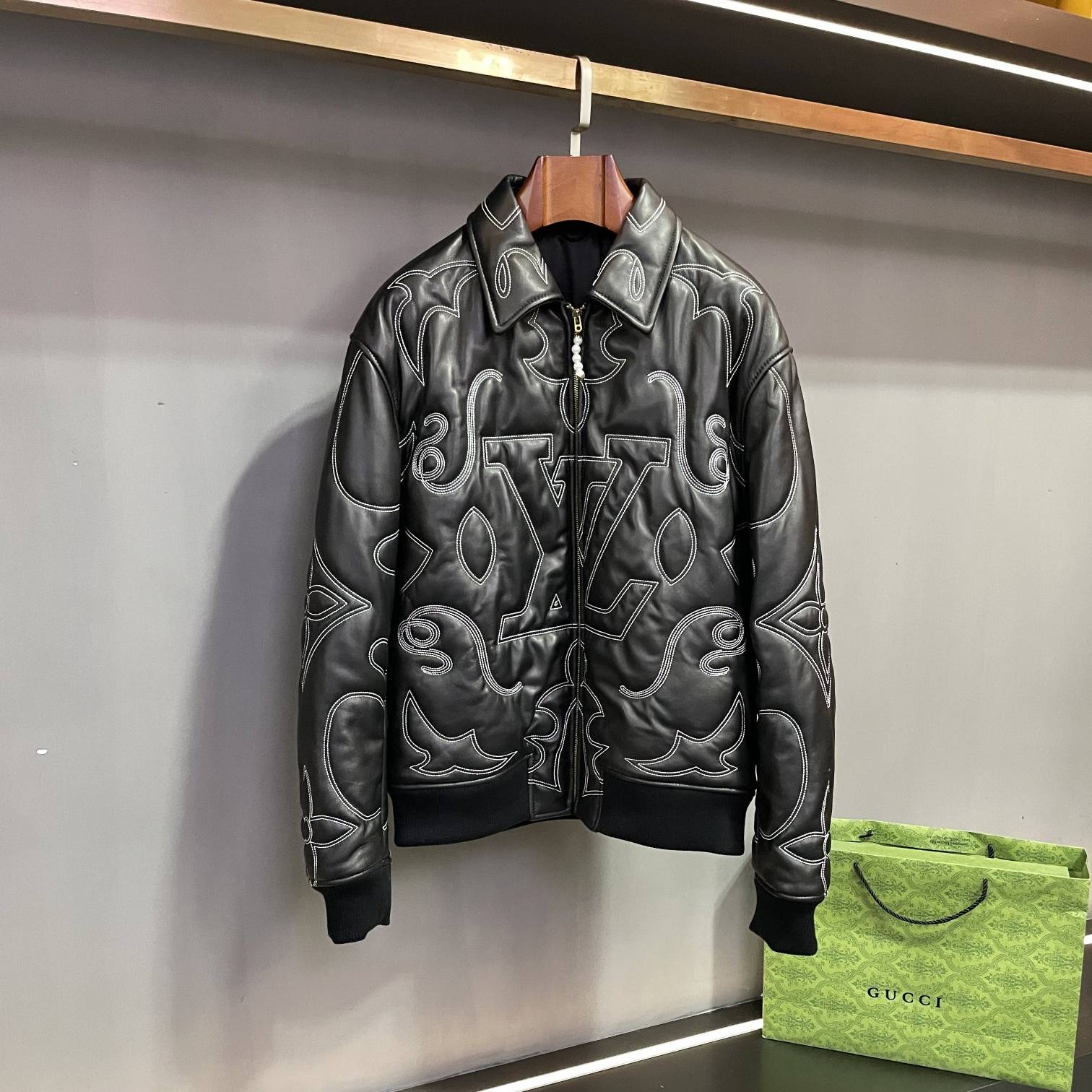 LOUIS VUITTON 2024 SS 루이비통 스티치 양가죽 블랙 남성 점퍼 커스텀급