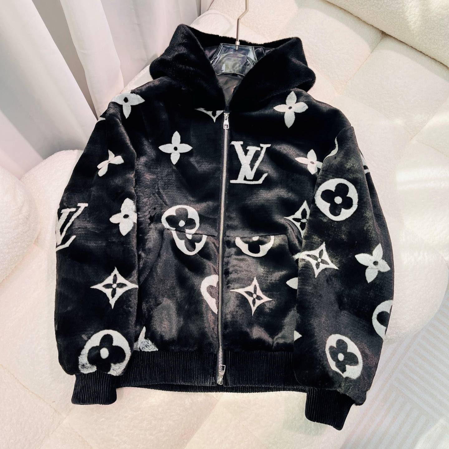 LOUIS VUITTON 2024 SS 루이비통 모노그램 후드 밍크퍼 블랙 남성 점퍼 커스텀급