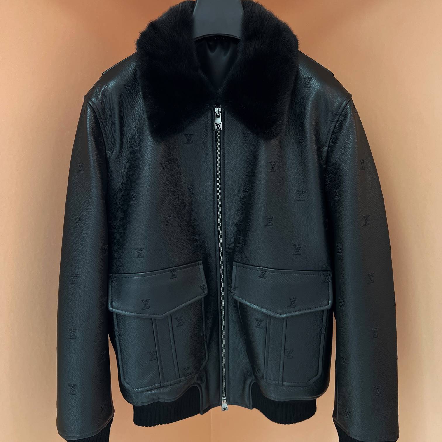 LOUIS VUITTON 2024 SS 루이비통 밍크퍼카라 블랙 남성 점퍼 커스텀급