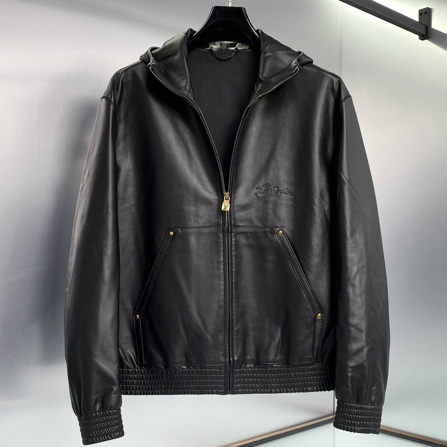 LOUIS VUITTON 2024 SS 루이비통 후드 양가죽 블랙 남성 점퍼 커스텀급