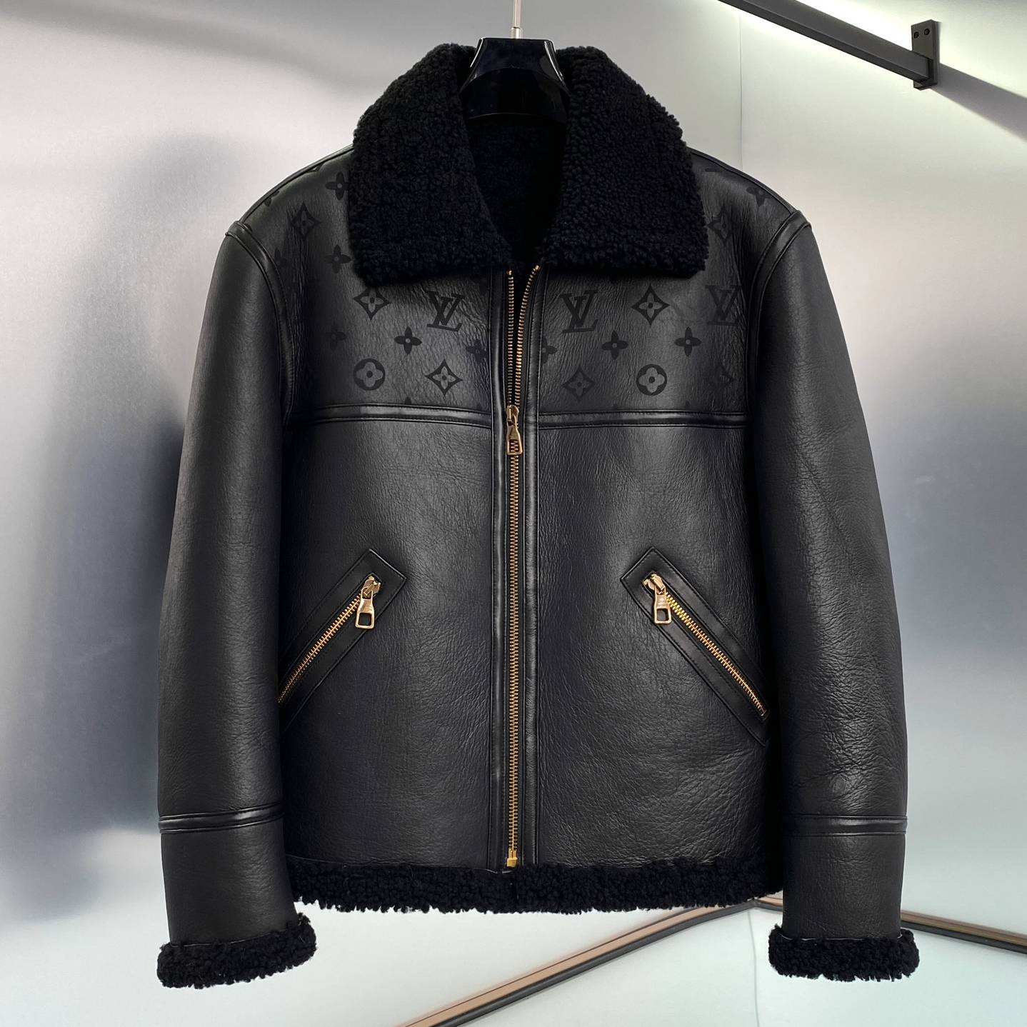 LOUIS VUITTON 2024 SS 루이비통 양퍼안감 양가죽 블랙 남성 점퍼 프리미엄급