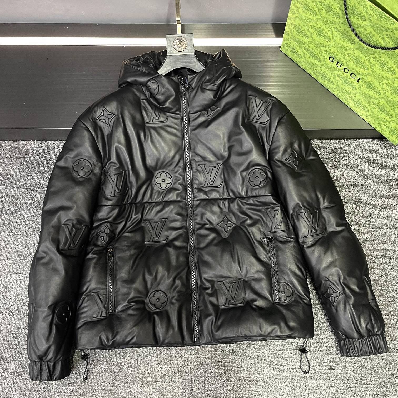 LOUIS VUITTON 2024 SS 루이비통 모노그램 양가죽 포켓 블랙 남성 점퍼 커스텀급