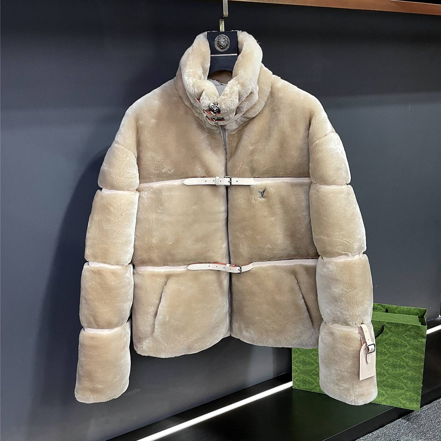 LOUIS VUITTON 2024 SS 루이비통 밍크퍼 벨트장식 베이지 남성 점퍼 프리미엄급