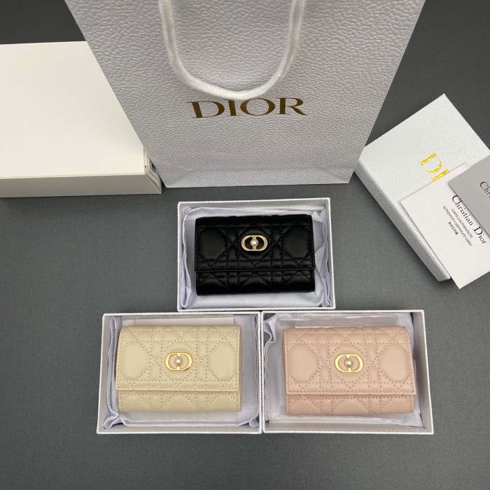 디올 DIOR 2026 SS 에나멜 CD로고 3단 반지갑 커스텀급 S3102