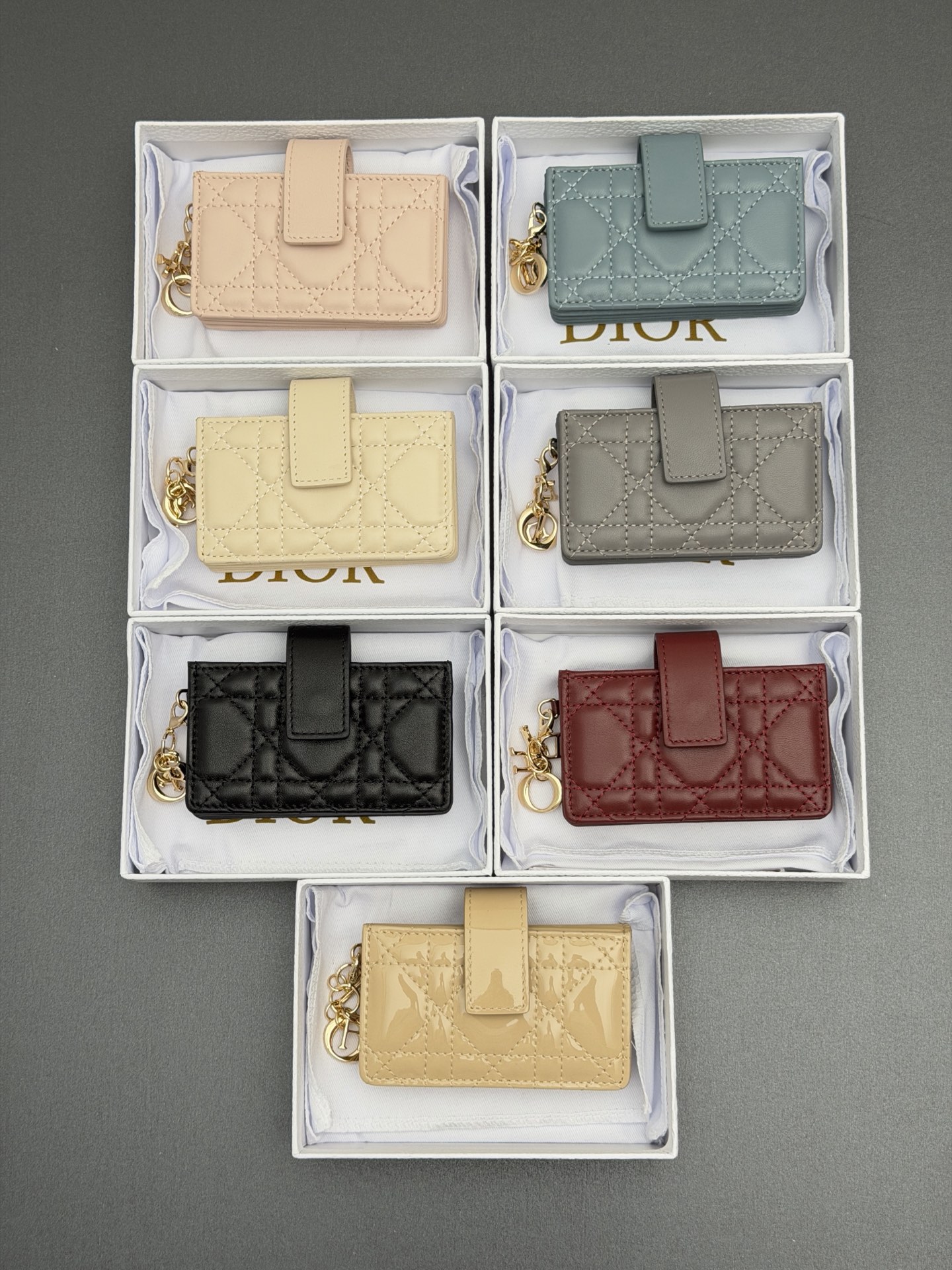 디올 DIOR 2026 SS 에나멜 CD로고 3단 반지갑 커스텀급 S0074