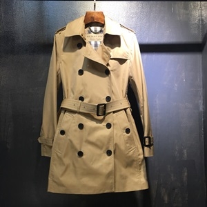 버버리 베이지 포켓 벨트 여성 트렌치코트