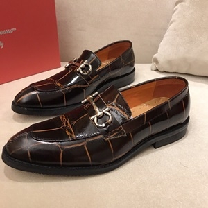 페레가모 악어가죽무늬 금속버클 남성 구두