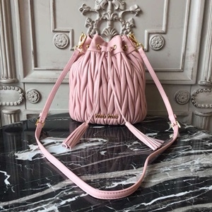 미우미우 쭈글이 금속로고 태슬장식 크로스백 커스텀