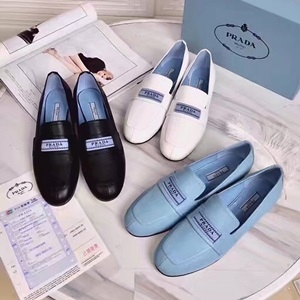 프라다 로고 가죽패치 여성 슈즈