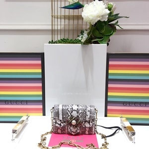 구찌 뱀피무늬 벌캐릭터 진주로고 체인 크로스백 489218 커스텀