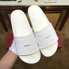 페레가모 각인로고 화이트 남성 슬리퍼
