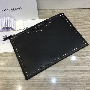 지방시 스터드 지퍼 블랙 클러치백