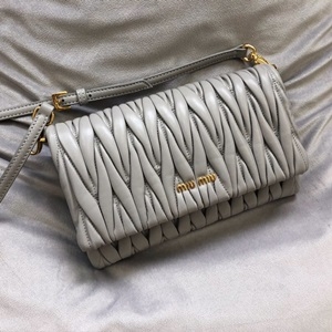 미우미우 쭈글이 양가죽 로고 똑딱이 크로스백