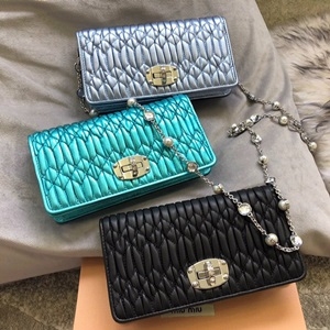 미우미우 쭈글이 양가죽 금속 십자버클 진주체인 크로스백