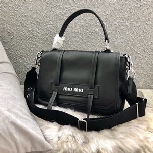 미우미우 소가죽 패치로고 토트백