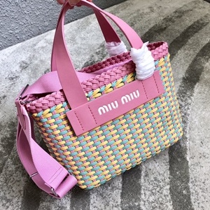 미우미우 꼬임가죽 패치로고 숄더백