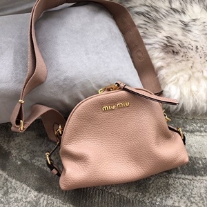 미우미우 소가죽 금속로고 지퍼 크로스백