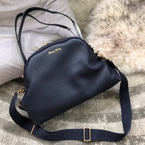 미우미우 소가죽 금속로고 지퍼 토트 크로스백