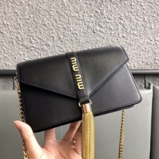 미우미우 금속로고 태슬장식 체인 크로스백