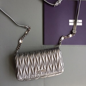 미우미우 쭈글이 양가죽 큐빅 체인 크로스백